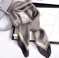 Foulard satiné motif pied-de-poule noir et crème