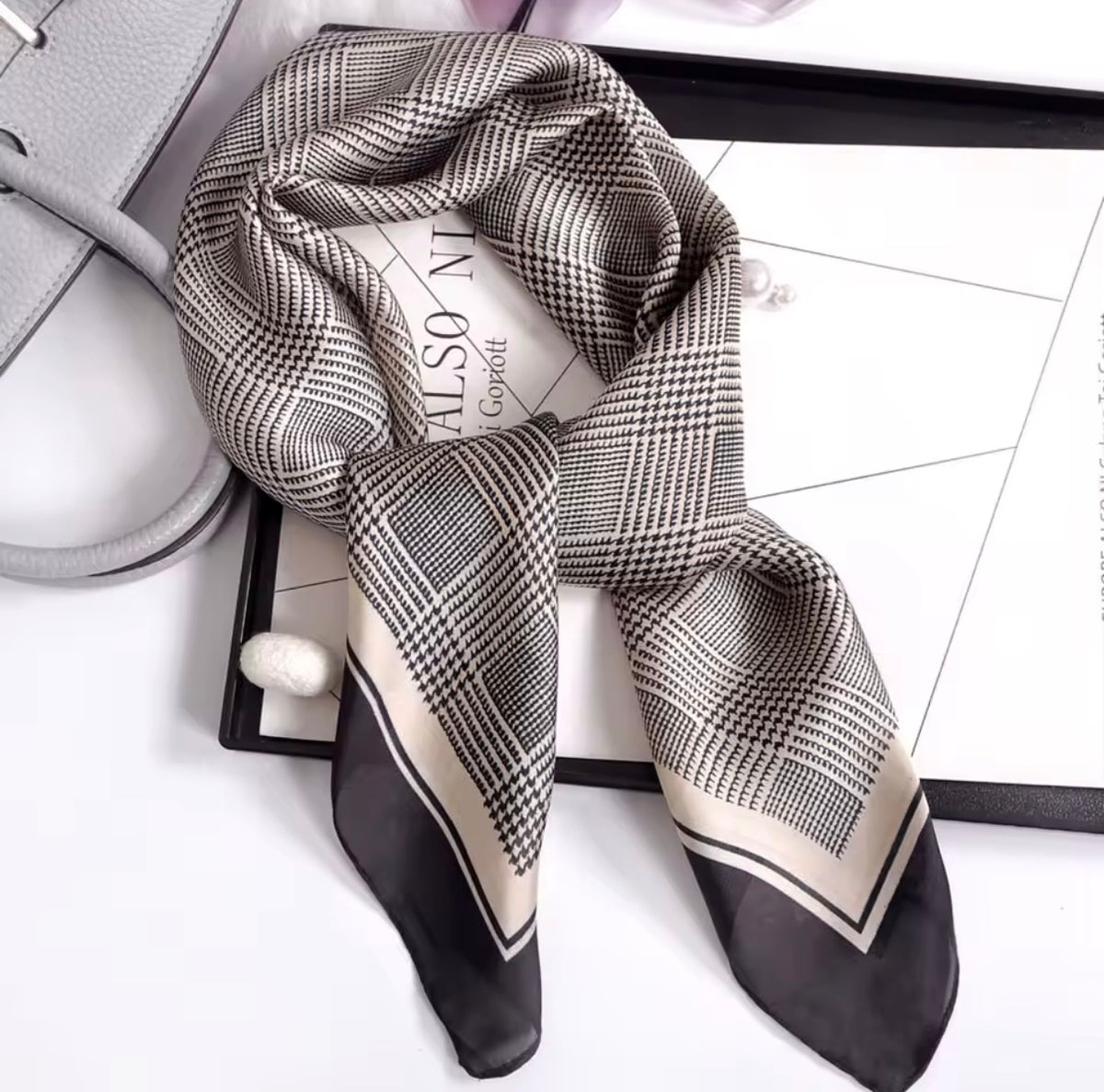 Foulard satiné motif pied-de-poule noir et crème